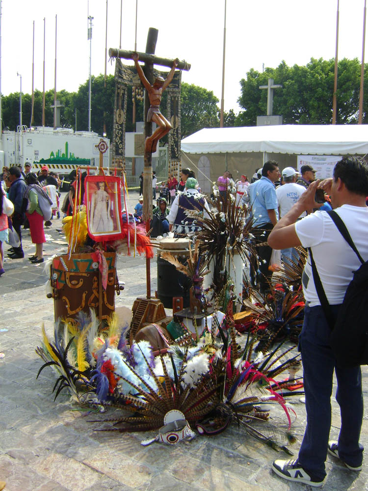 Federschmuck und Kreuz - 
jakob.beckeling@yahoo.com