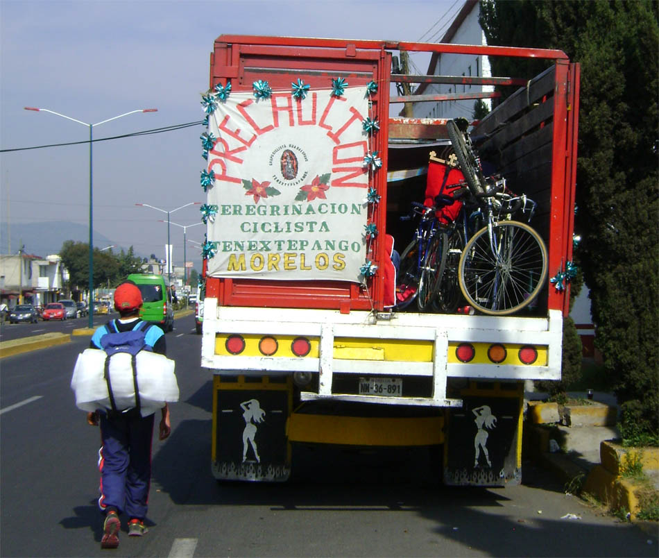 Radpilger-LKW bei Amecameca -- 
jakob.beckeling@yahoo.com