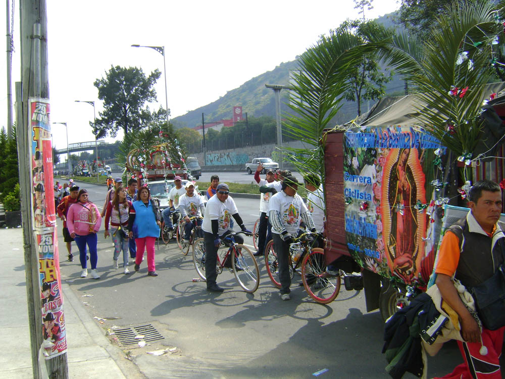 Radpilger auf dem Weg zur Basilika -- 
jakob.beckeling@yahoo.com