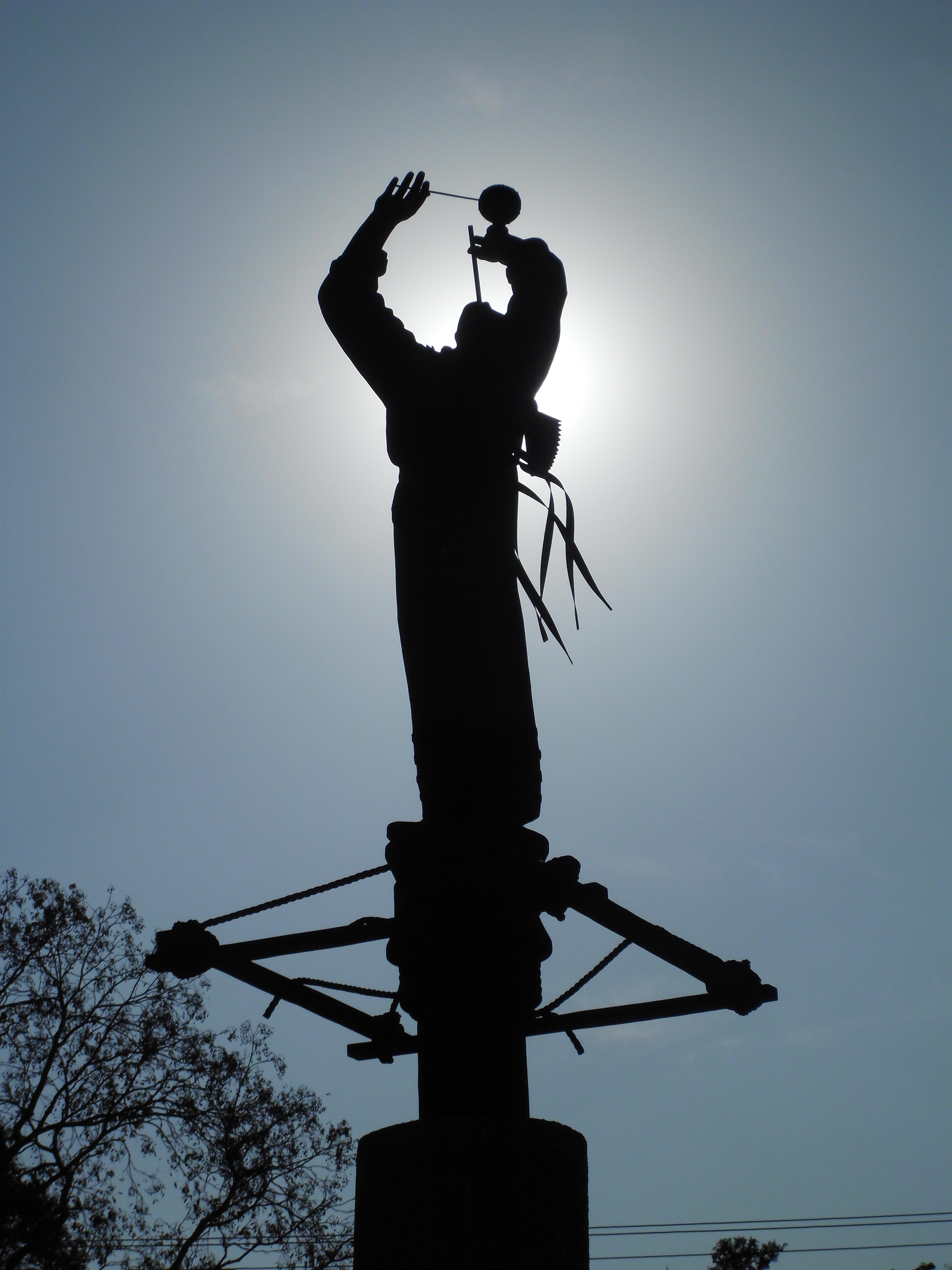 Voladorskulptur in El Taj&iacute;n 
Foto: Matthias Otto