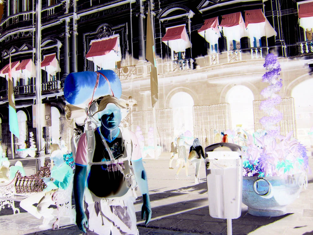 Pilger vor dem Rathaus von Puebla - 
jakob.beckeling@yahoo.com