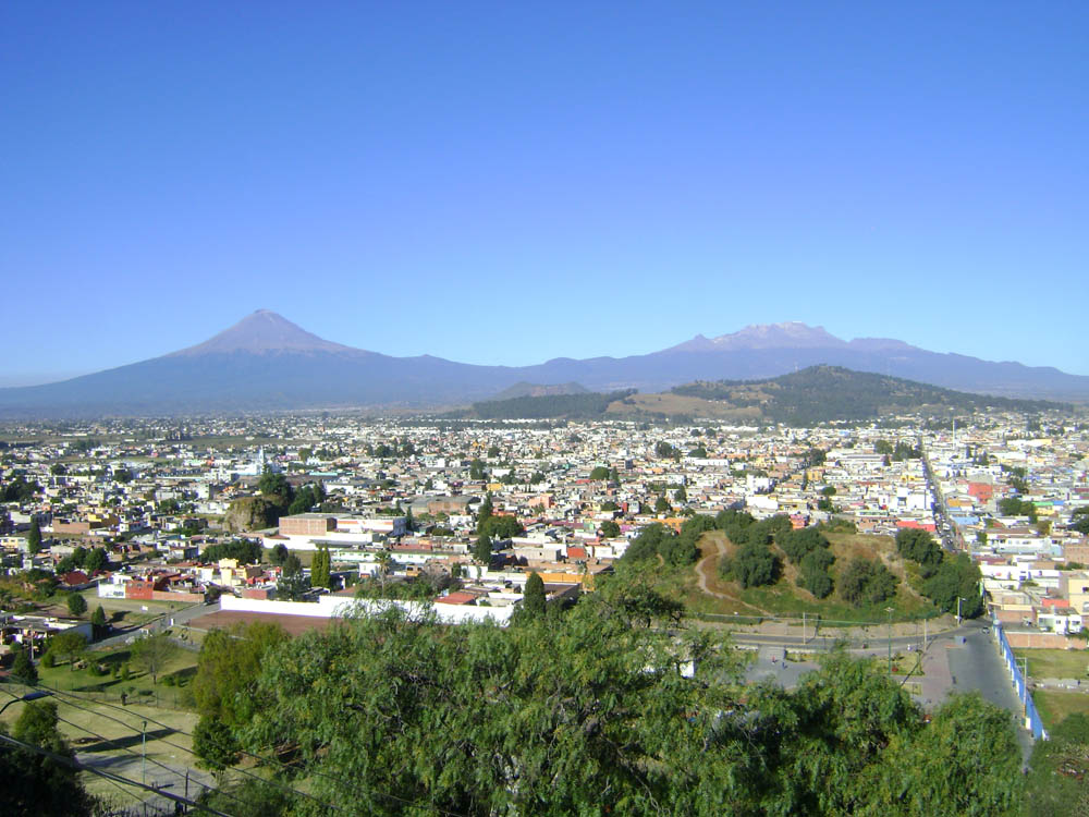 Popoct&eacute;petl und Iztacc&iacute;huatl von der Pyramide in Cholula aus gesehen -- 
jakob.beckeling@yahoo.com