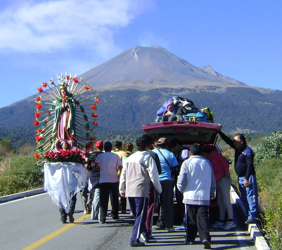 Stra&szlig;e zum Cort&eacute;s-Pass mit Pilgern und dem Vulkan Popocat&eacute;petl - 
jakob.beckeling@yahoo.com